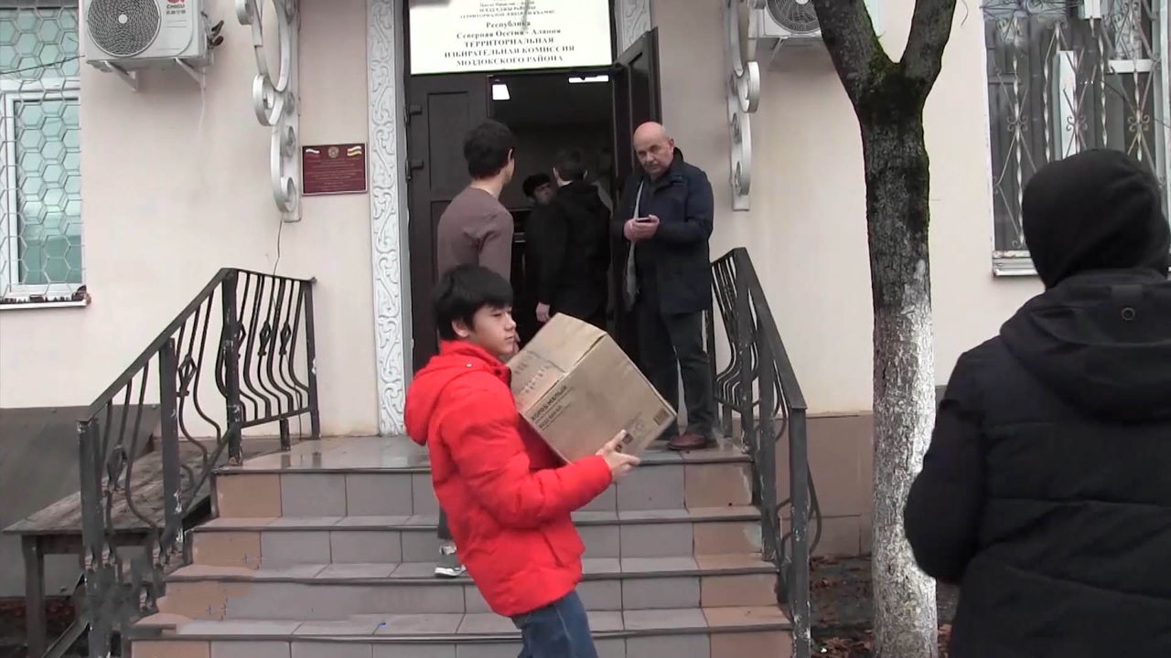 Территориальные избиркомы Моздокского и Кировского районов присоединились к предновогодней акции в поддержку бойцов СВО