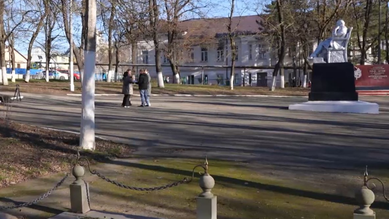 В посёлке Верхнебаканском собираются построить школу на месте братской могилы