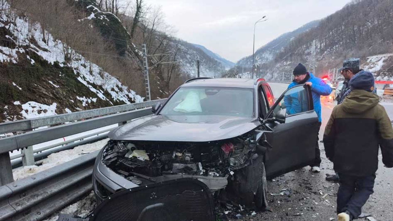 Движение на Краснополянском шоссе в Сочи восстановлено после массового ДТП 