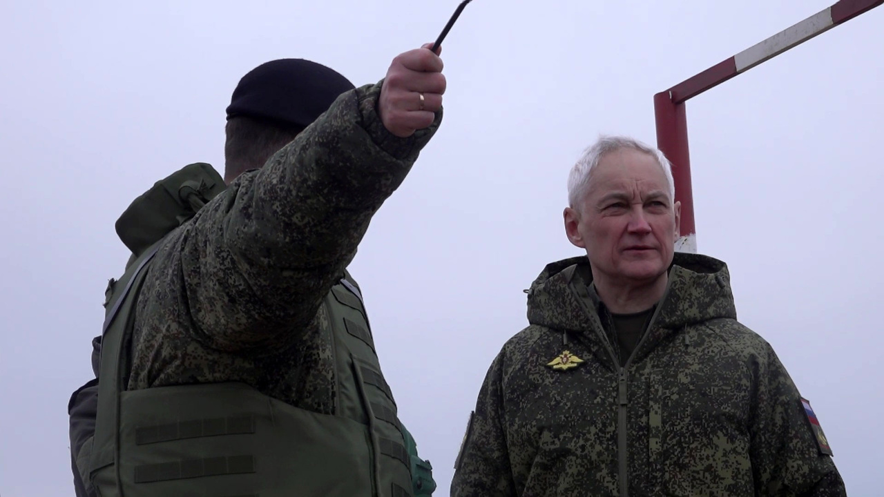 Министр обороны на полигоне наградил бойцов морской пехоты Черноморского флота