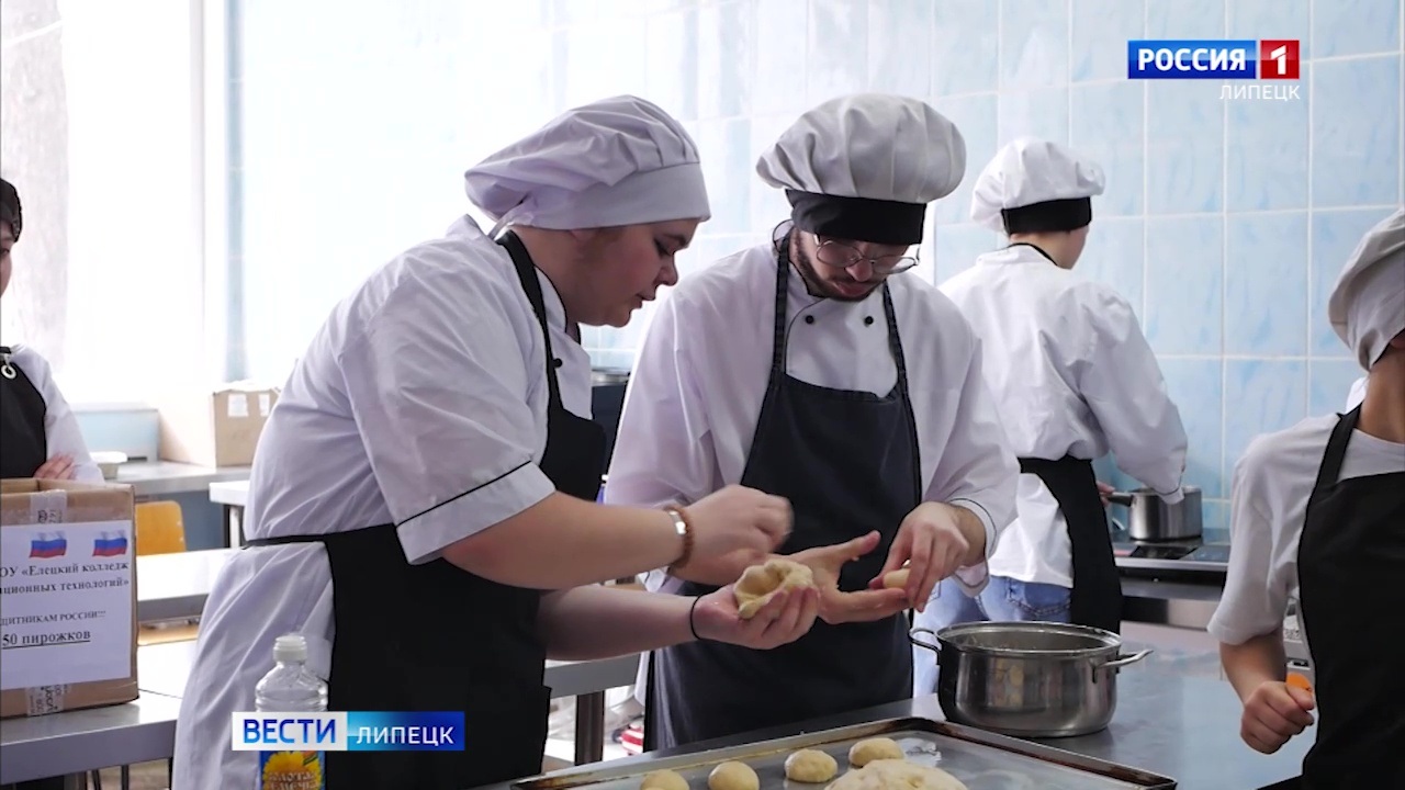 Елецкие студенты вяжут, пекут и шьют для бойцов СВО