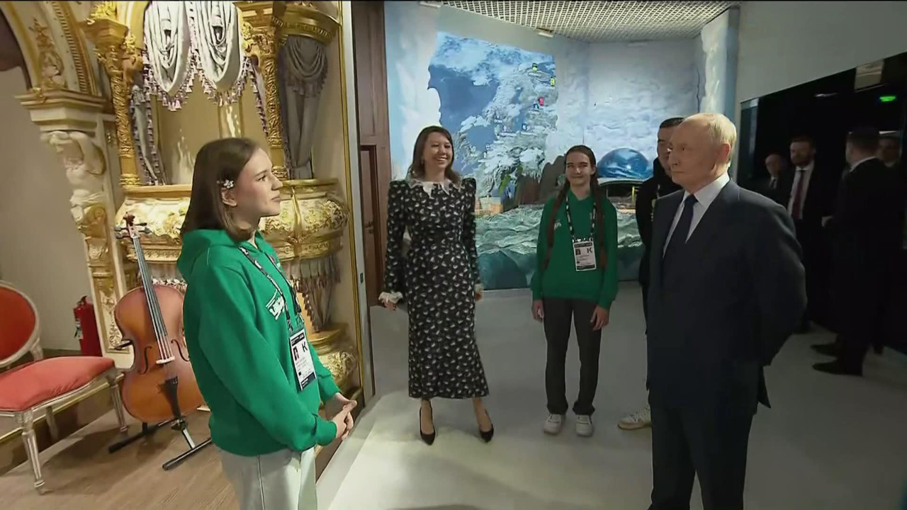 Путин посетил Национальный центр "Россия"