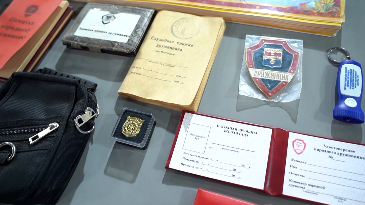 Люди в красных повязках с надписью ДНД. Эфир от 08.08.2025