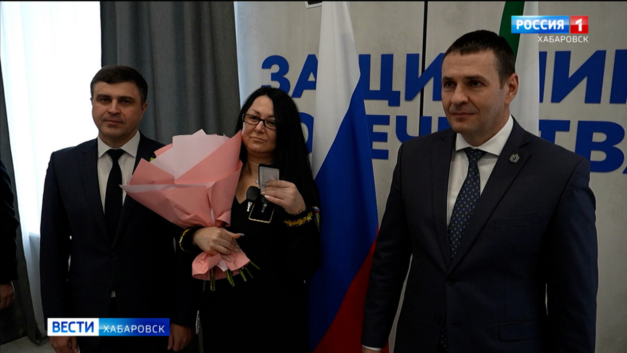 Дмитрий Демешин передал ключи от автомобиля на "ручном" управлении в школу ДОСААФ Комсомольска