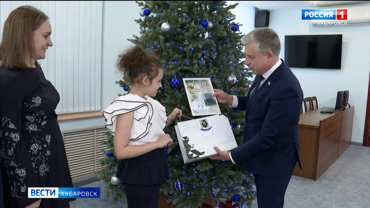 Подарки с "Елки желаний" и экскурсию по краевой Думе организовал для детей ее спикер Николай Шевцов