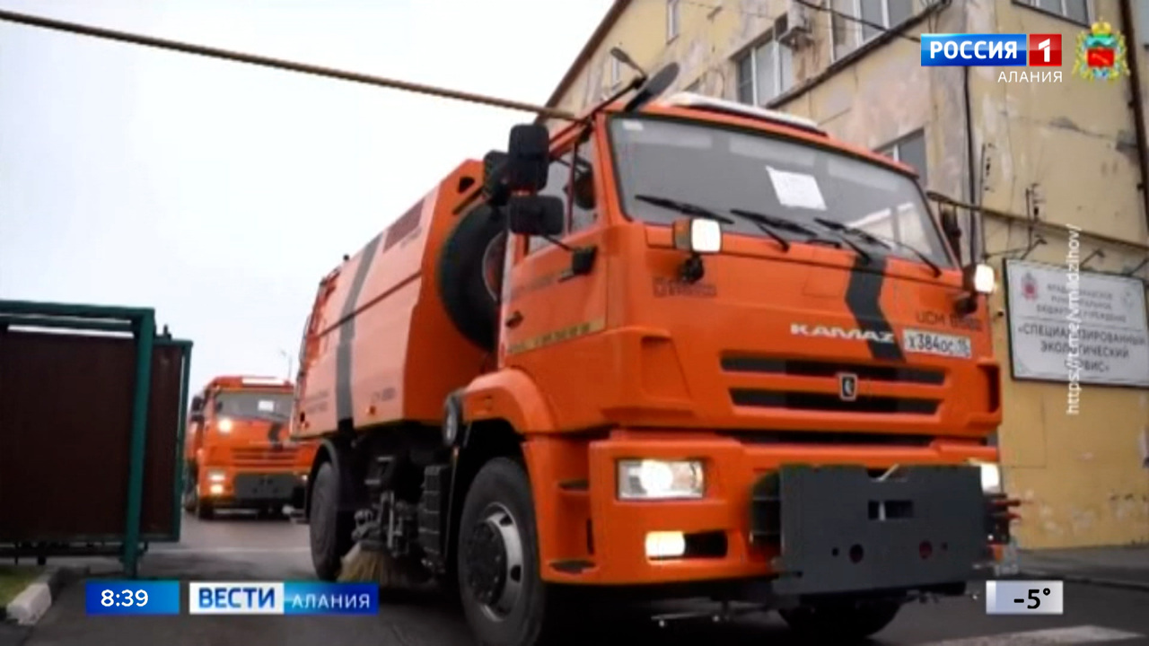 Автопарк "Спецэкосервиса" вновь пополнился современной уборочной техникой