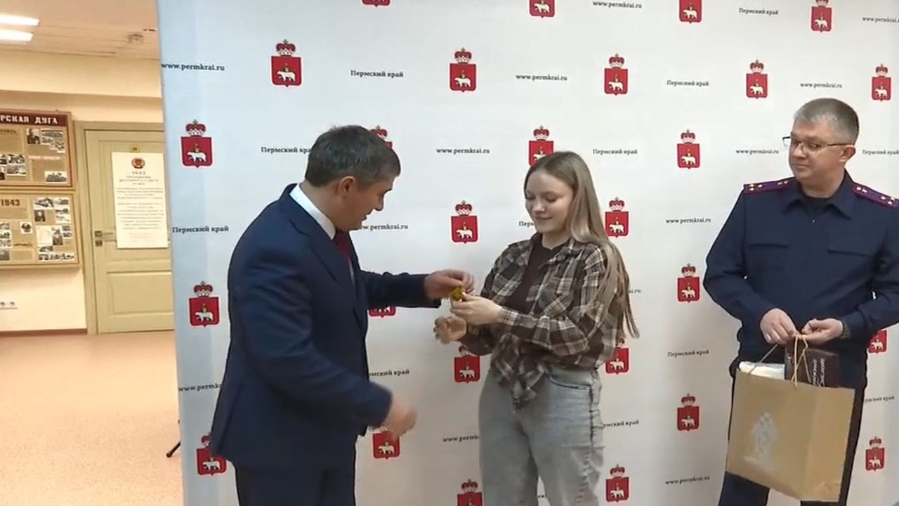 Губернатор Пермского края вручил ключи от квартир детям-сиротам