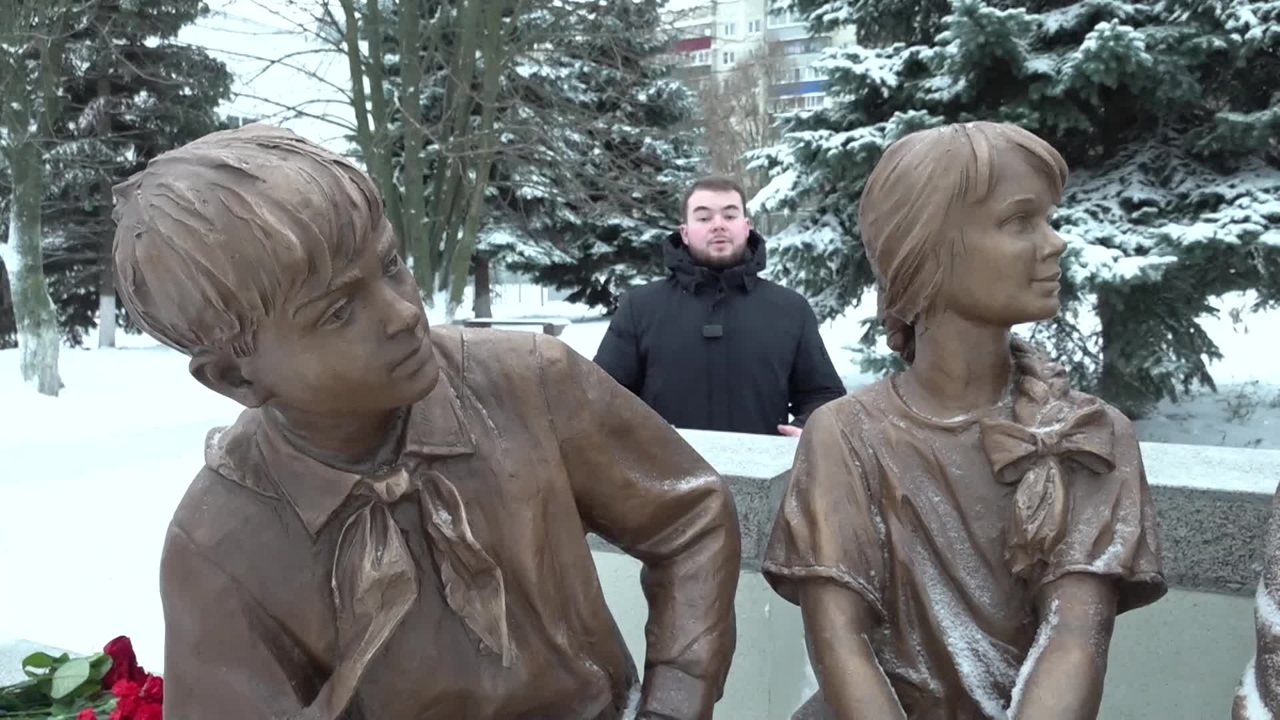 В Курске открыли памятник Аркадию Гайдару и Тимуровцам