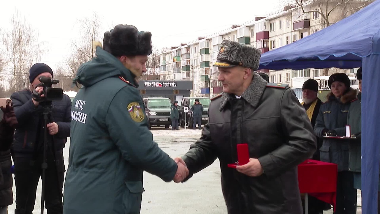 Губернатор Курской области наградил сотрудников МЧС накануне Дня спасателя