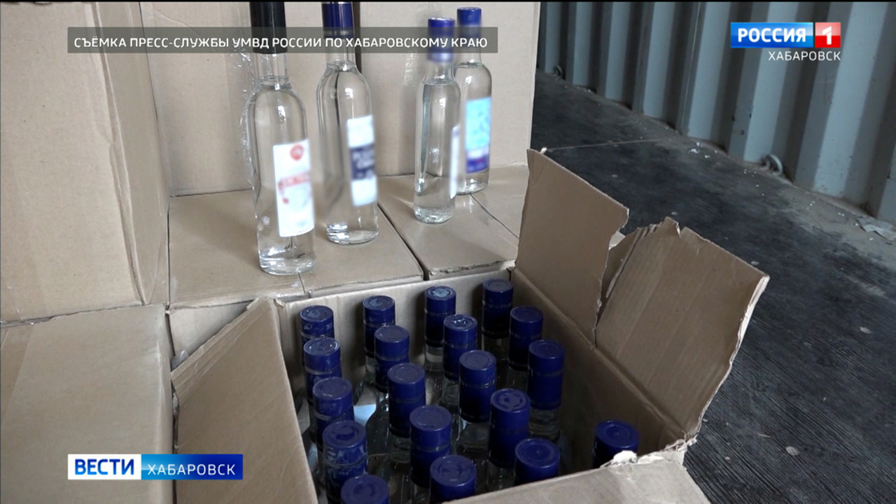 "Алкомаркет" из контейнера: более 20 тысяч бутылок контрафактного спиртного изъяли у хабаровчанина
