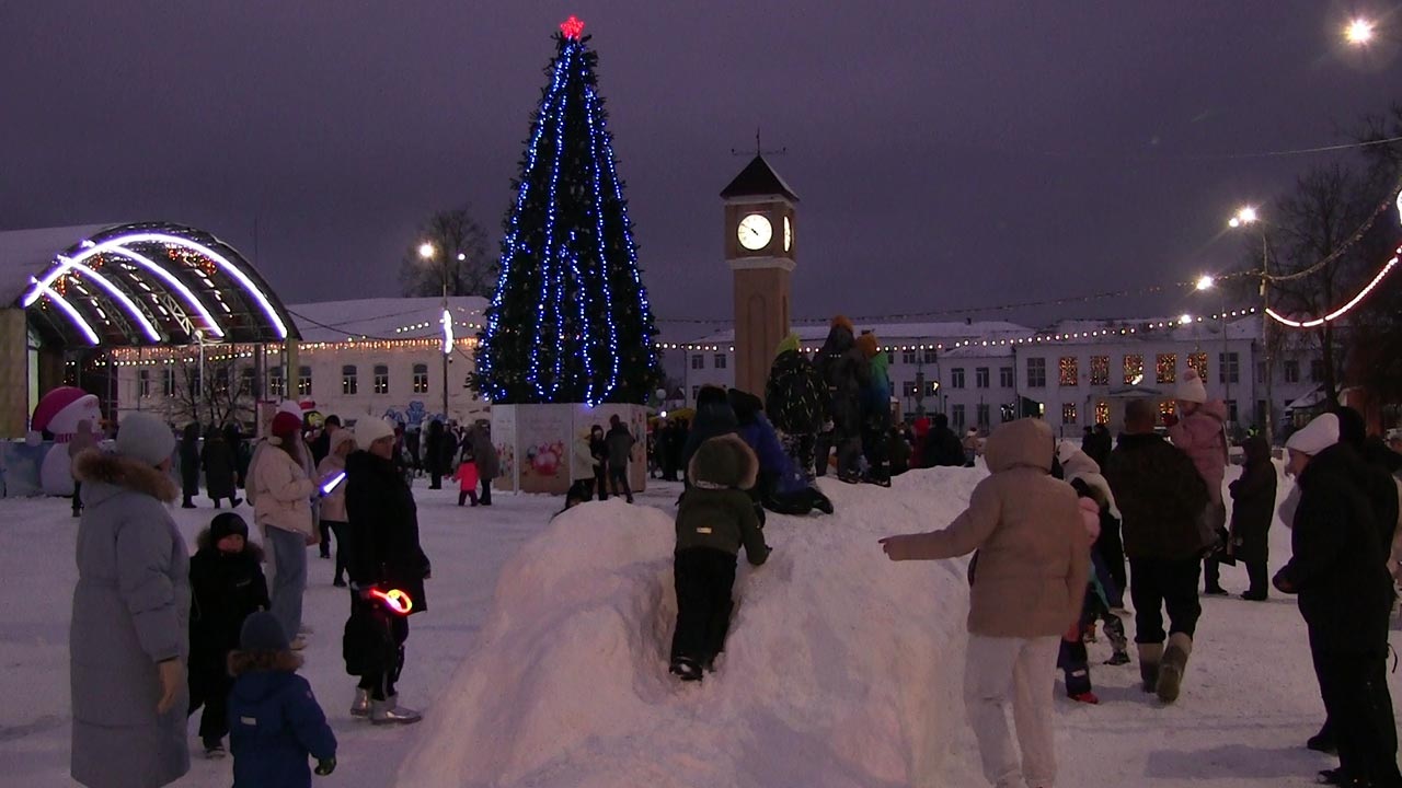 Главную ёлку Медыни открыли костюмированным парадом и народными гуляниями