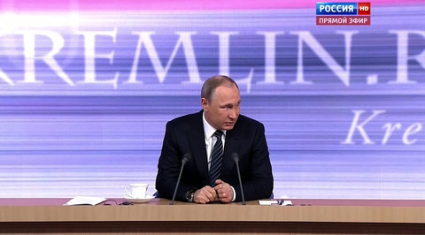 Общение с журналистами Путин начал с анекдота про черно-белые полосы