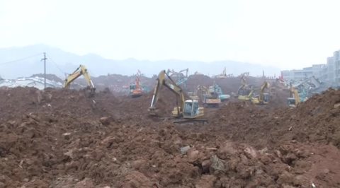 70 часов под завалами: спасатели нашли выжившего под мусорным оползнем