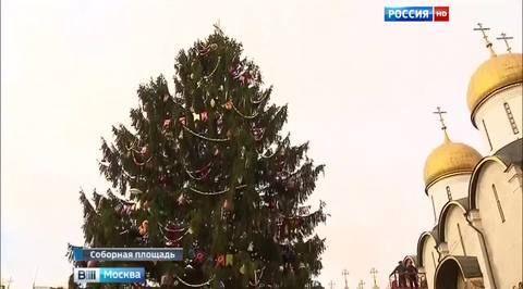На Соборной площади Кремля засияла главная новогодняя ель страны