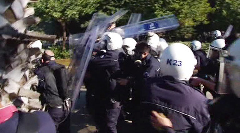 В курортной Анталии начались беспорядки