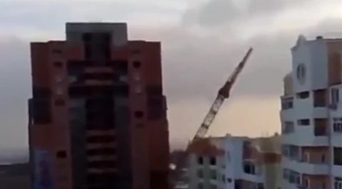 На жилой дом в центре Новосибирска упала стрела крана