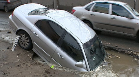 В Саратове водитель едва не утонул в строительном котловане
