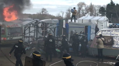 "Джунгли" в Кале сносят, несмотря на протесты живущих там мигрантов