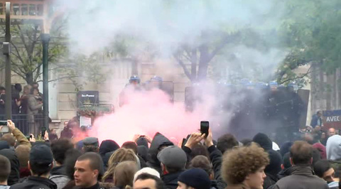 В ходе парижских акций протеста пострадала оператор RT