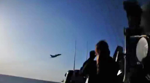Пентагон опубликовал видео пролета Су-24 над "Дональдом Куком"