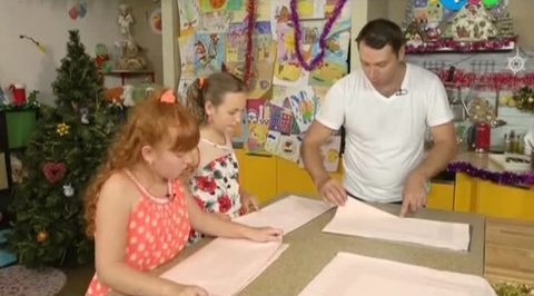 Пряничная избушка. Елочные игрушки. Новогодний салат