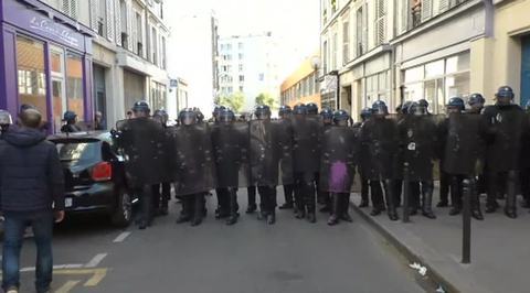 Беспорядки в Париже: полицейских закидывают камнями и палками