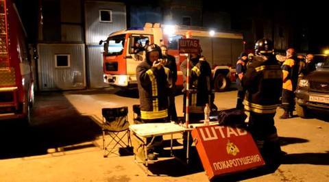 В Екатеринбурге ночью загорелся мебельный склад