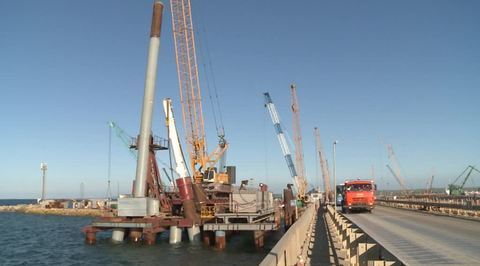 Крымский мост шагнул в море: началось сооружение опор с западной стороны острова Тузла
