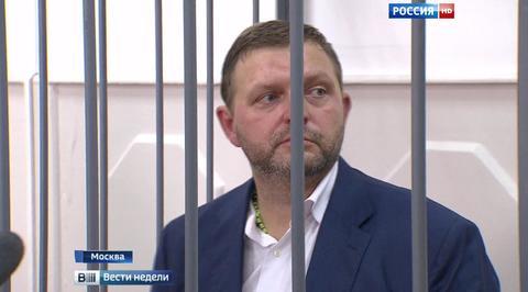 Белых натренировался жить за колючей проволокой