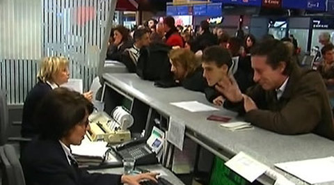 В российских аэропортах началась ручная регистрация пассажиров