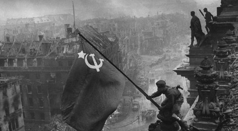В столице "обороняют Москву и берут Рейхстаг"