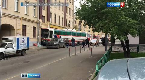 В центре Москвы автобус врезался в жилой дом