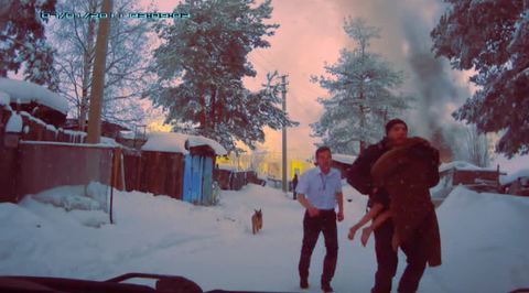 В Сургуте полицейские спасли ребенка из горящего дома