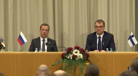 Медведев прокомментировал сделку по "Роснефти"