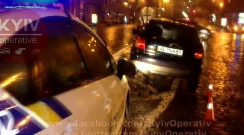 В Киеве автомобиль снес памятник героям Небесной сотни