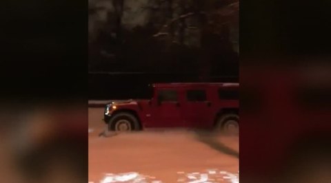 Мажор на вишневом Hummer возле МГУ тестировал сугроб