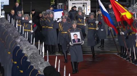 Борт с телом убитого российского посла встречали в траурном Внукове
