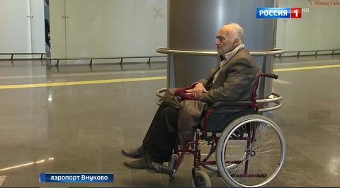 Инвалид-колясочник из Тбилиси уже три дня живет в зале ожидания во Внукове