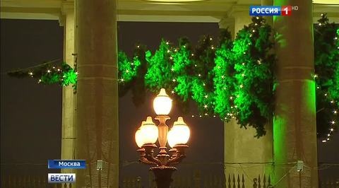 На входе в Парк Горького появилась "парящая" елка
