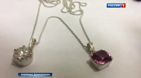 В Домодедове задержали пассажира с контрабандным бриллиантом и сапфиром