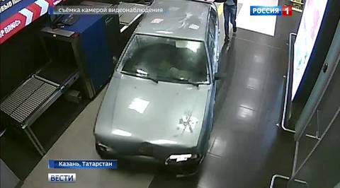 Пьяный лихач протаранил терминал в аэропорту Казани