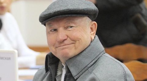 Лужков сообщил, что попал в больницу из-за воспаления правого легкого