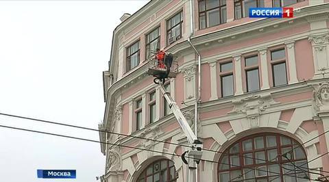 На Мясницкой снежная глыба упала на человека