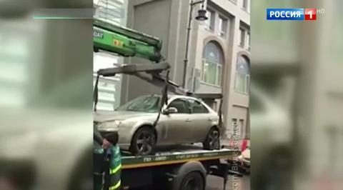 В Никитском переулке эвакуатор раздавил автомобиль