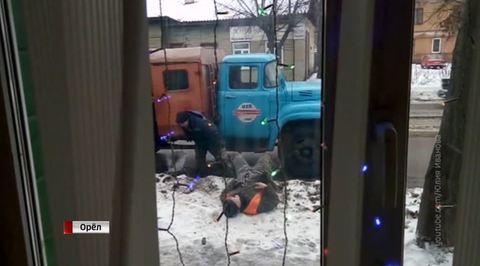 Пьяные и смешные: коммунальщиков в Орле сняли на видео