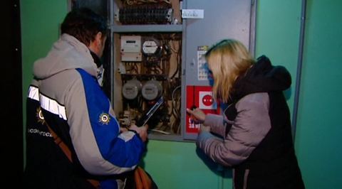 В резиновых перчатках и с отверткой в руках: кто пришел к должникам в столице