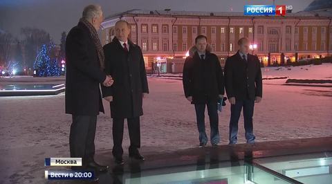 Вместо высылки - поздравление. Белый дом в тупике