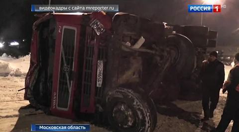 В Подмосковье самосвал с глиной врезался в фуру