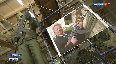 Модель памятника Михаилу Калашникову представили журналистам