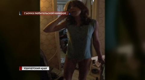 Полуголая и кусачая должница устроила скандал в здании суда города Елизово